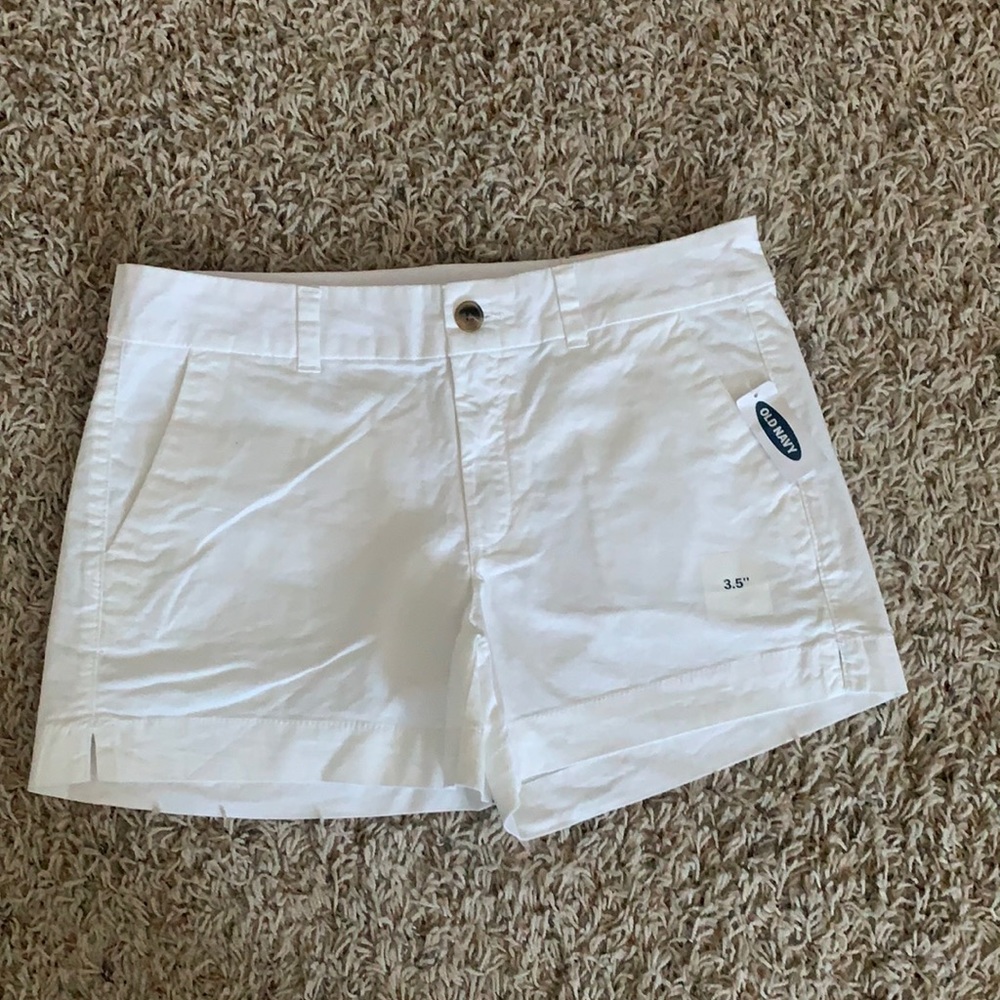 Old Navy women’s white jean shorts. Size 6